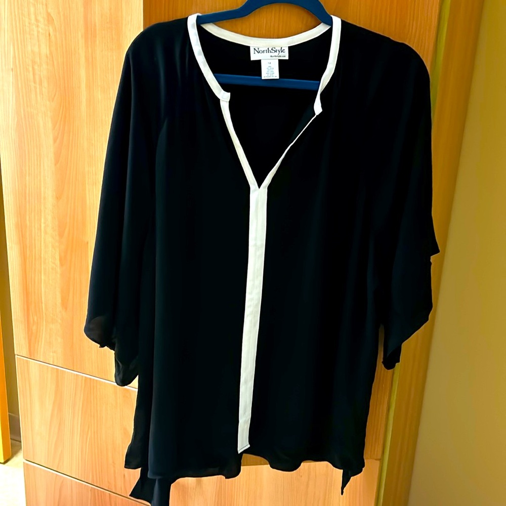North Style Black And White , 3/4 Sleeve Pull Over Top